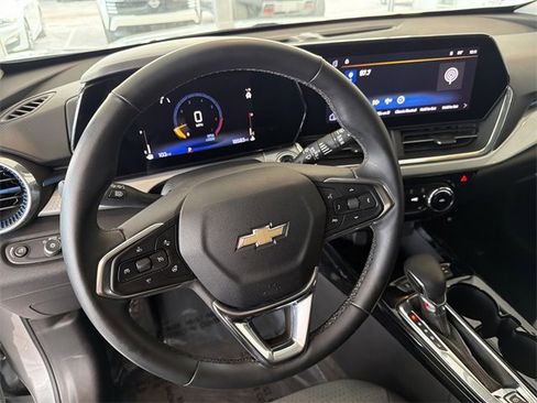 Certified 2025 Chevrolet Trax LT w/ LT Convenience Package image 17