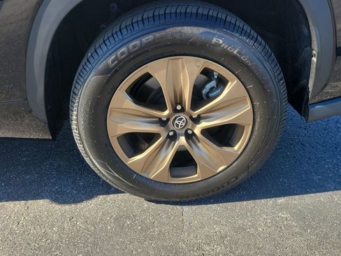 Used 2023 Toyota Highlander Bronze Edition image 5