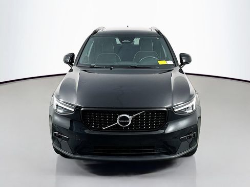 Used 2023 Volvo XC40 B5 Plus AWD/4WD image 2