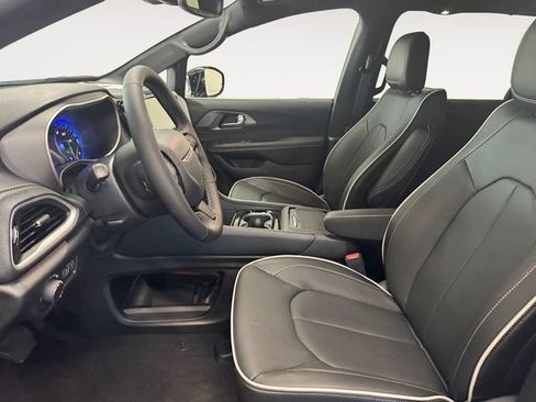 New 2027 Chrysler Pacifica Limited FWD image 8