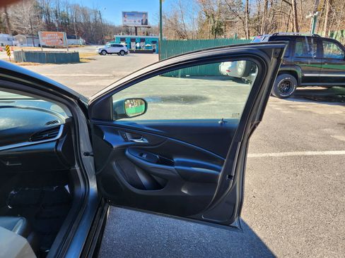 Used 2017 Chevrolet Volt LT w/ Comfort Package image 15