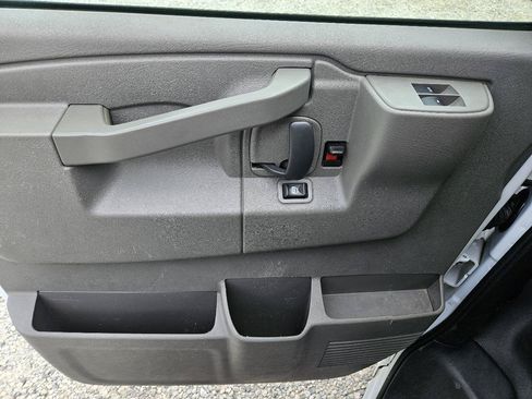 Used 2017 Chevrolet Express 2500 RWD image 12