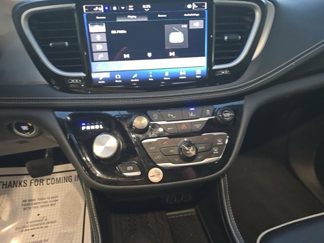 Used 2025 Chrysler Pacifica Limited FWD image 11