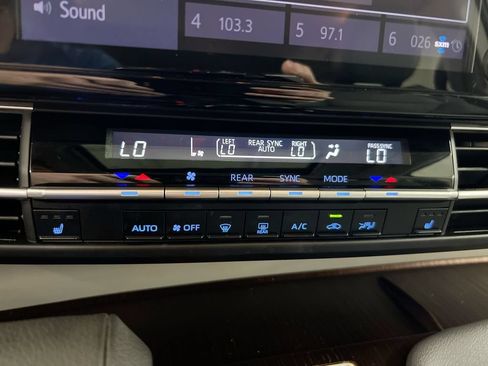 Used 2023 Toyota Sienna XLE AWD/4WD image 16
