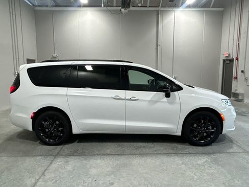 New 2026 Chrysler Pacifica Limited w/ S Appearance Package image 5