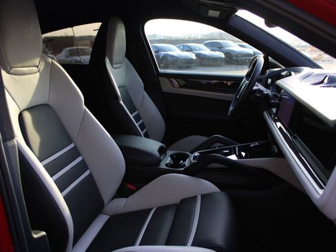 Certified 2025 Porsche Cayenne S image 27