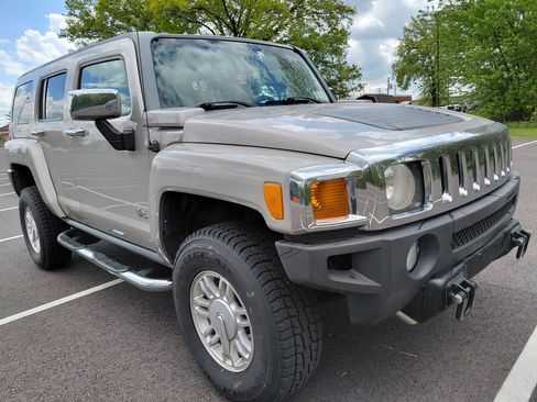 Used 2009 HUMMER H3 w/ Chrome Appearance Package AWD/4WD image 10