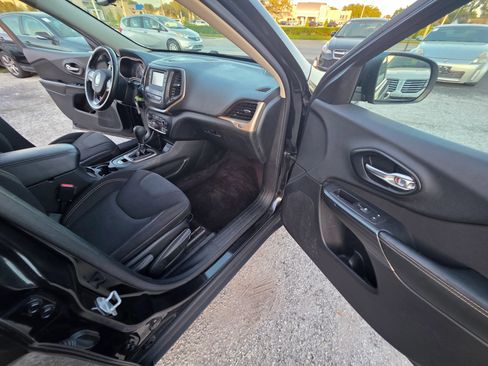 Used 2016 Jeep Cherokee Latitude FWD image 21