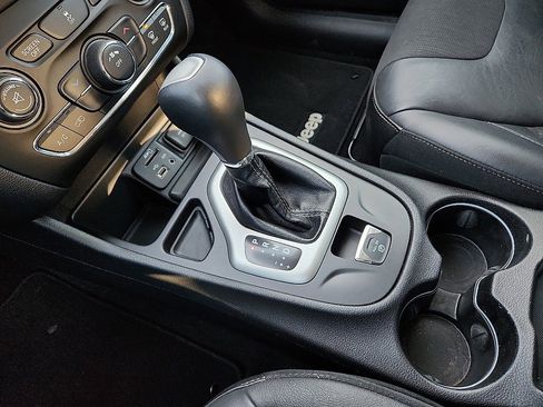 Used 2018 Jeep Cherokee Latitude Plus image 12