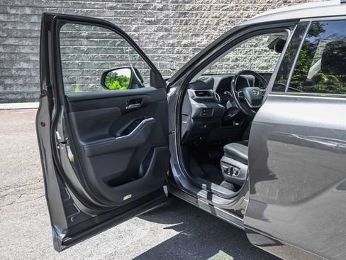 Used 2022 Toyota Highlander XLE AWD/4WD image 24