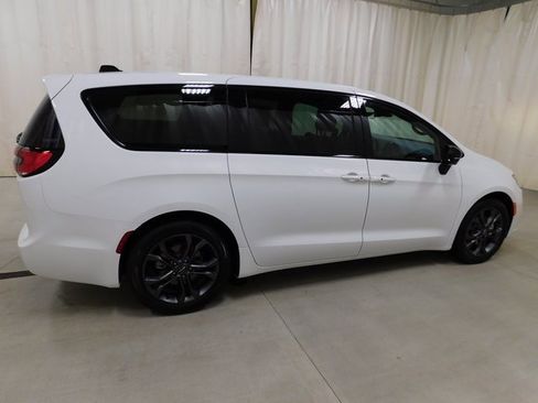 New 2026 Chrysler Pacifica Select image 3