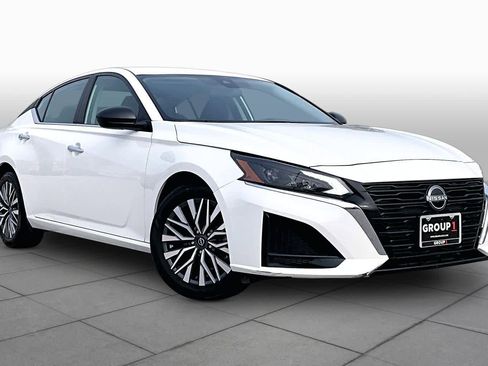 Used 2025 Nissan Altima 2.5 SV FWD image 3