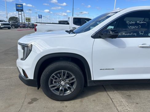 Used 2025 GMC Acadia Elevation image 2