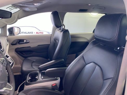 Used 2024 Chrysler Pacifica Select image 12