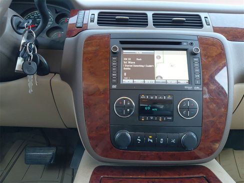 Used 2012 Chevrolet Avalanche LTZ image 11