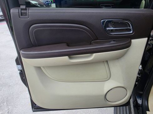 Used 2010 Cadillac Escalade ESV Platinum RWD image 17