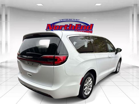 Used 2024 Chrysler Pacifica Touring-L FWD image 3