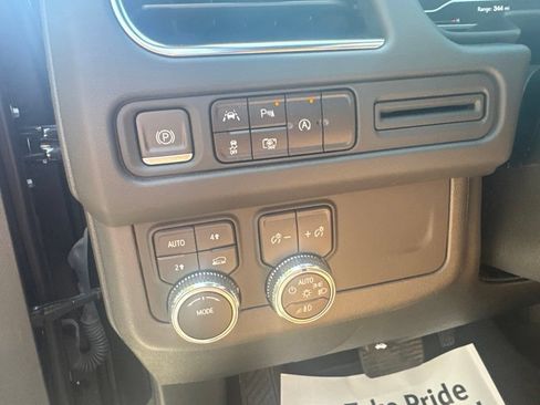 Used 2023 GMC Yukon SLT w/ SLT Premium Package AWD/4WD image 21