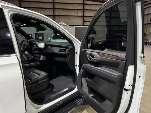 Used 2023 Chevrolet Suburban Premier image 25