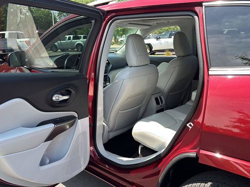 Used 2019 Jeep Cherokee Overland w/ Technology Group AWD/4WD image 22
