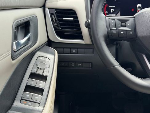 Used 2025 Nissan Rogue SL FWD image 31