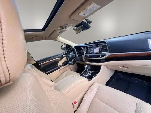 Used 2019 Toyota Highlander Limited Platinum AWD/4WD image 17