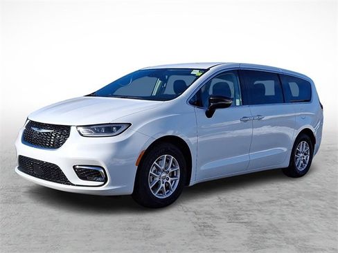 Used 2024 Chrysler Pacifica Touring-L image 3