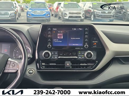 Used 2021 Toyota Highlander LE FWD image 19