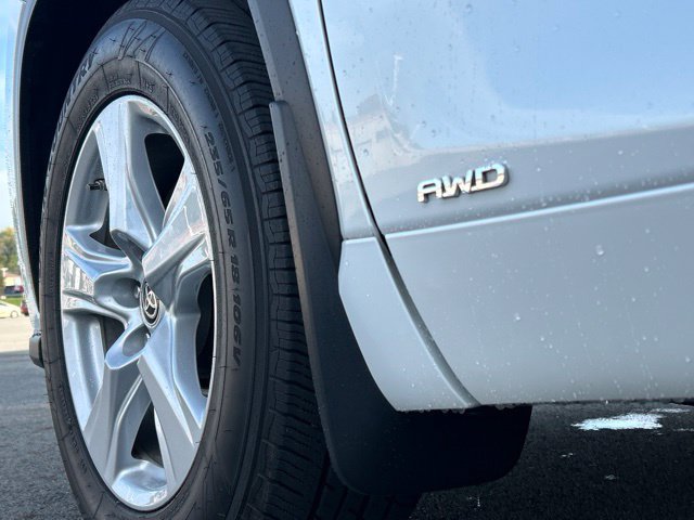 Used 2022 Toyota Highlander LE AWD/4WD image 2