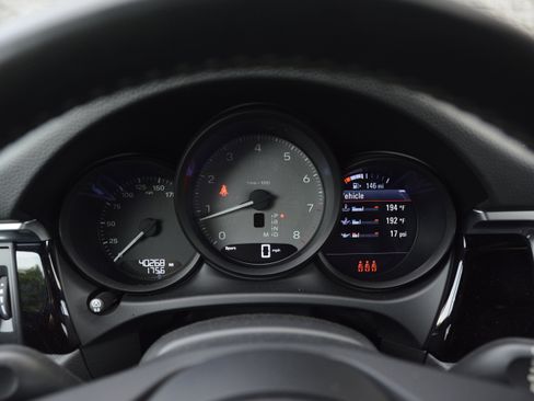 Certified 2022 Porsche Macan S AWD/4WD image 18