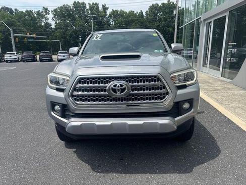 Used 2017 Toyota Tacoma TRD Sport w/ Tow Package (A/T) AWD/4WD image 9