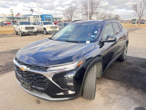 Used 2025 Chevrolet Trax LT w/ LT Convenience Package image 3