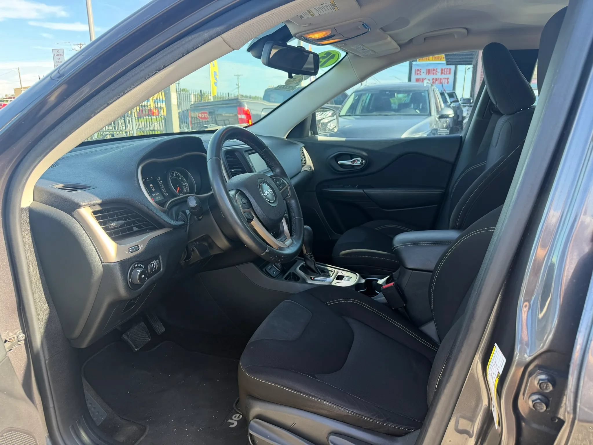 Used 2015 Jeep Cherokee Latitude FWD image 8
