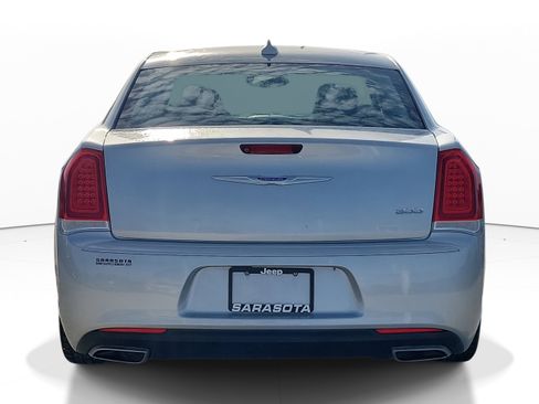 Used 2019 Chrysler 300 Touring w/ Chrome Appearance Package image 5