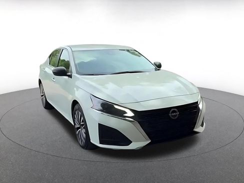 Used 2025 Nissan Altima 2.5 SV FWD image 2
