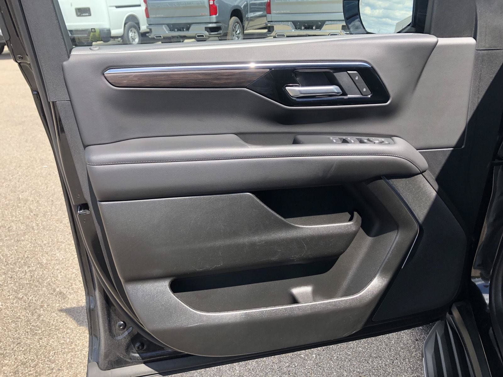 Used 2025 Chevrolet Tahoe LS AWD/4WD image 15