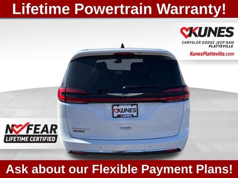 Used 2023 Chrysler Pacifica Touring-L image 9