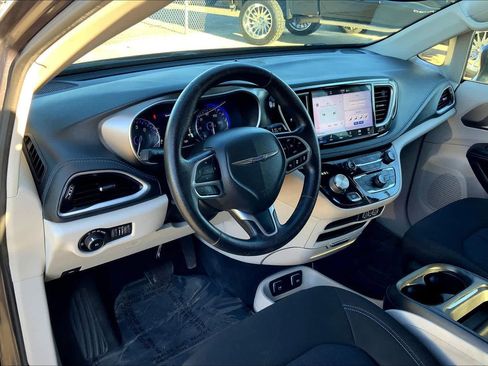 Used 2021 Chrysler Pacifica Touring image 17