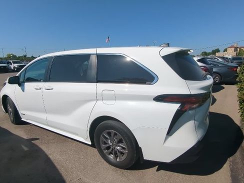 Used 2021 Toyota Sienna LE FWD image 3