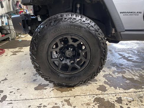 Used 2015 Jeep Wrangler Unlimited Rubicon w/ Dual Top Group AWD/4WD image 11