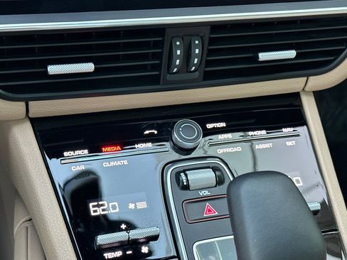 Used 2023 Porsche Cayenne Platinum Edition image 21