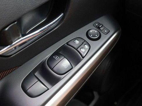 Used 2018 Nissan Kicks SR FWD image 17