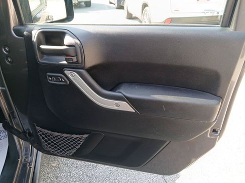Used 2014 Jeep Wrangler Unlimited Rubicon w/ Connectivity Group AWD/4WD image 15