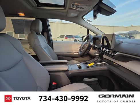 Used 2025 Toyota Sienna XLE image 17