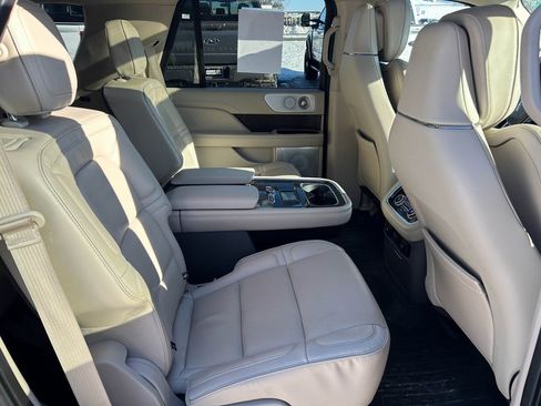 Used 2019 Lincoln Navigator Reserve image 15