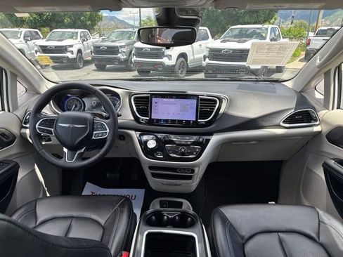 Used 2024 Chrysler Pacifica Touring-L FWD image 12