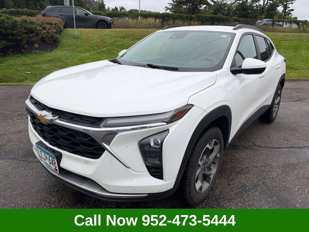 Used 2024 Chevrolet Trax LT w/ Driver Confidence Package FWD image 1