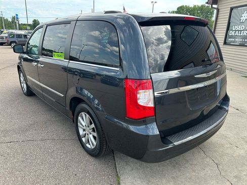 Used 2014 Chrysler Town & Country Touring-L FWD image 7