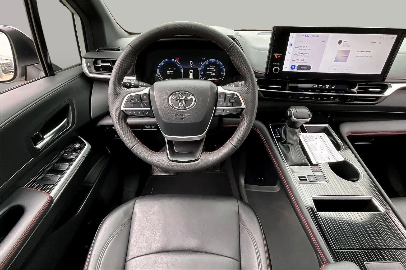 Used 2025 Toyota Sienna XSE FWD image 6
