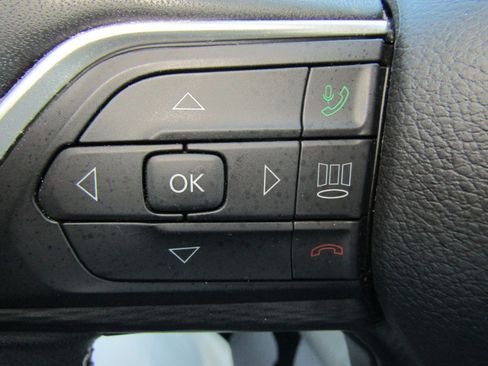 Used 2023 Jeep Grand Cherokee L Laredo AWD/4WD image 22